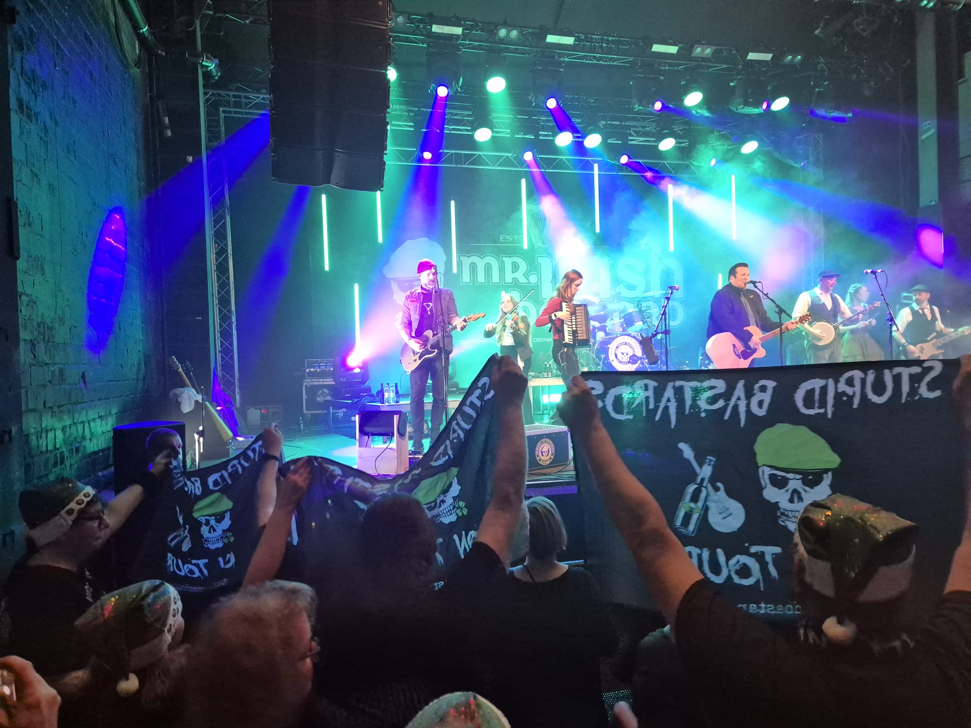 Irish-Christmas-Konzert mit den Stupid Bastards in Münster, Publikum und Bühne